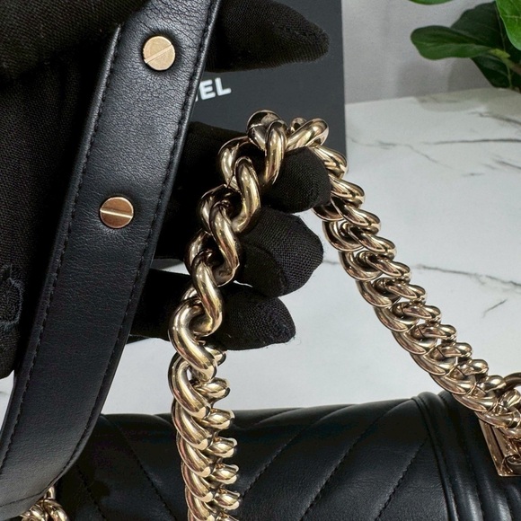 Chanel Black Quilted Leather Shoulder Bag - Picture 5 of 16